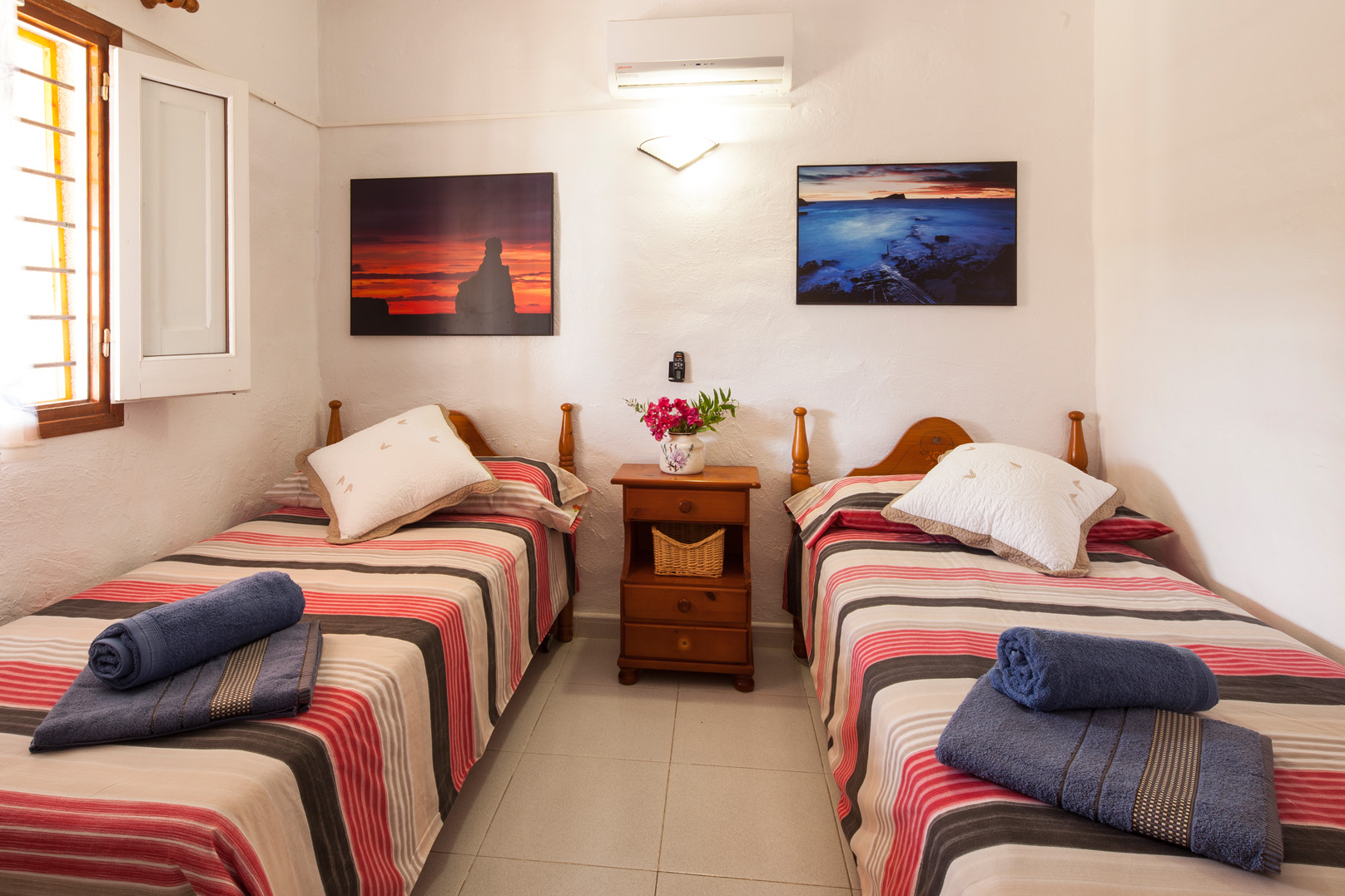 Habitación con dos camas individuales en una villa en Ibiza